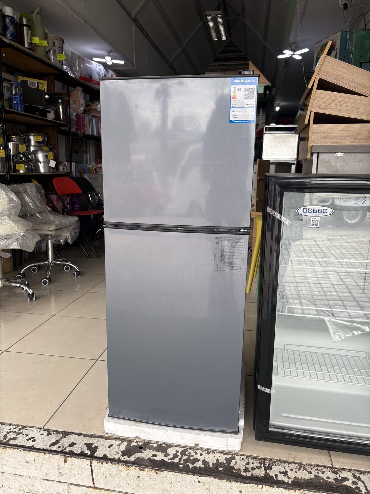 Refrigerador y visicooler nuevos en el local