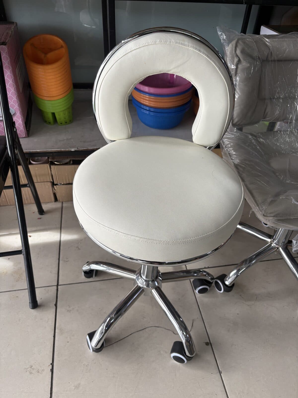 Piso de trabajo giratorio con respaldo, blanco