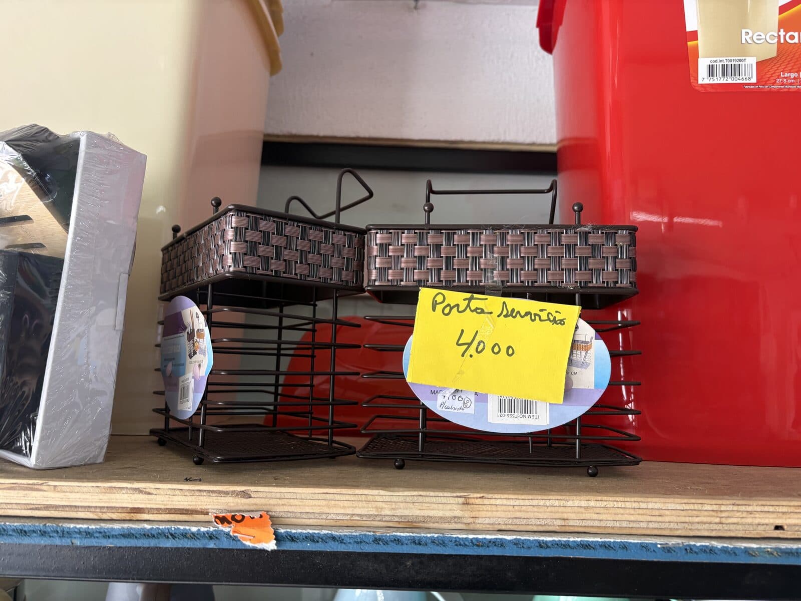 Porta servicios metálico con ratán