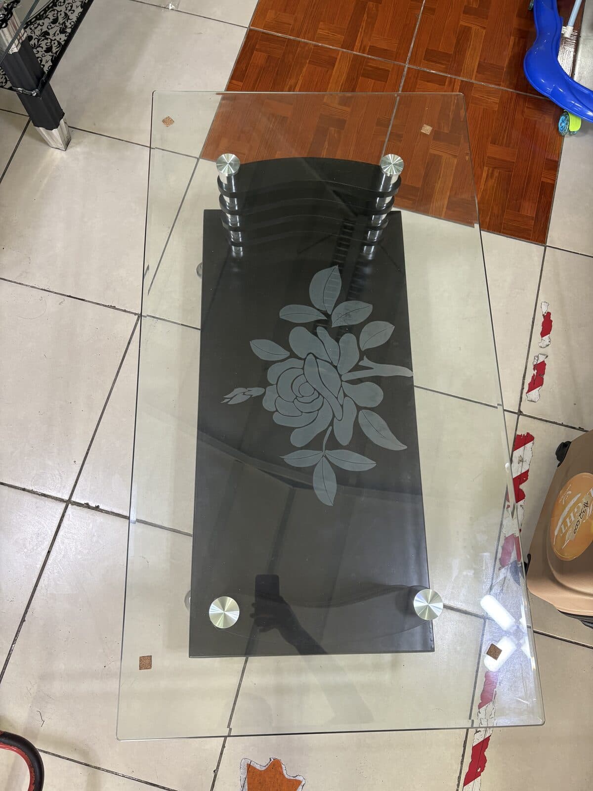 Mesa de centro vidrio con rosa grabada