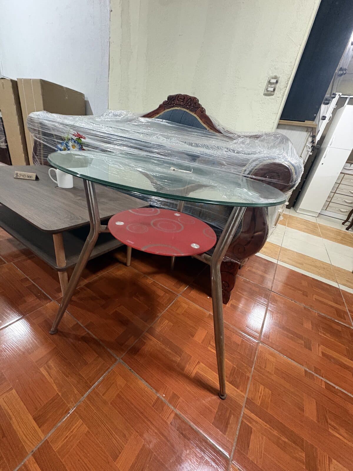 Mesa de cocina vidrio templado con repisa roja