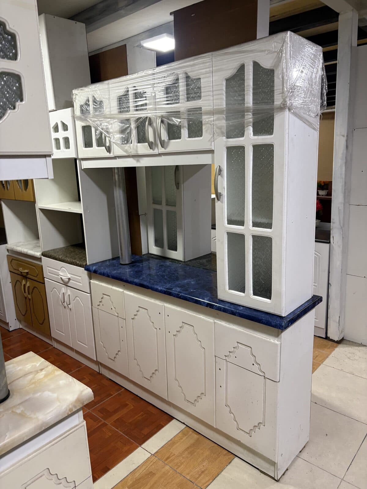 Mueble de cocina americano blanco cubierta azul