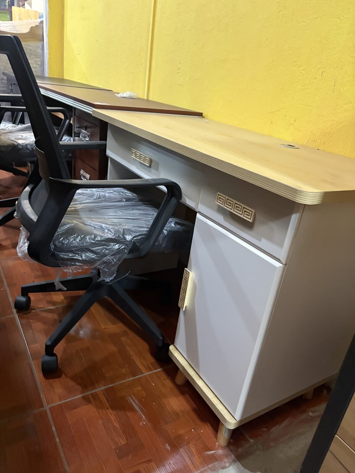 Escritorio melamina claro con cajones y puerta