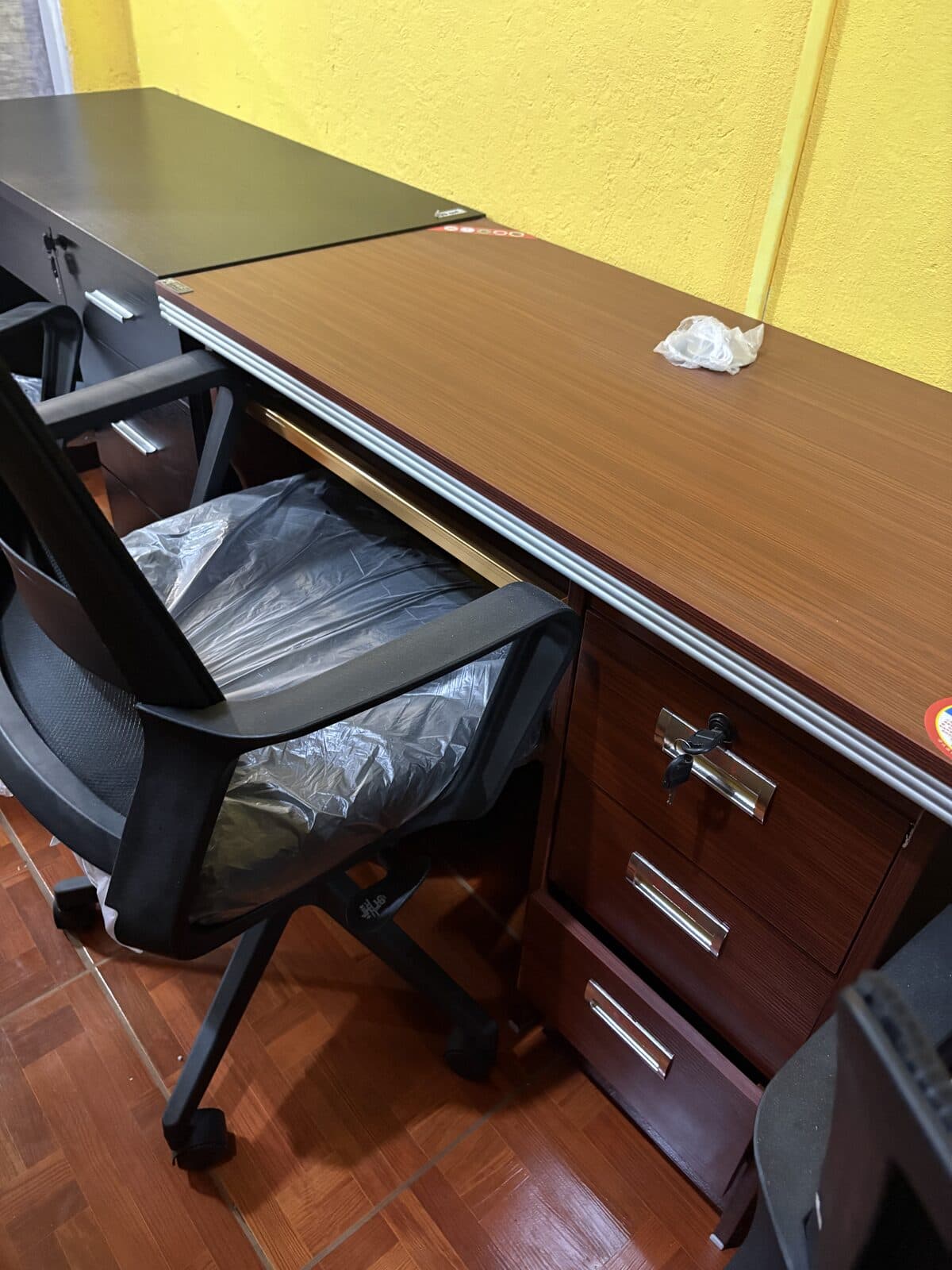 Escritorio caoba con cajonera y llave