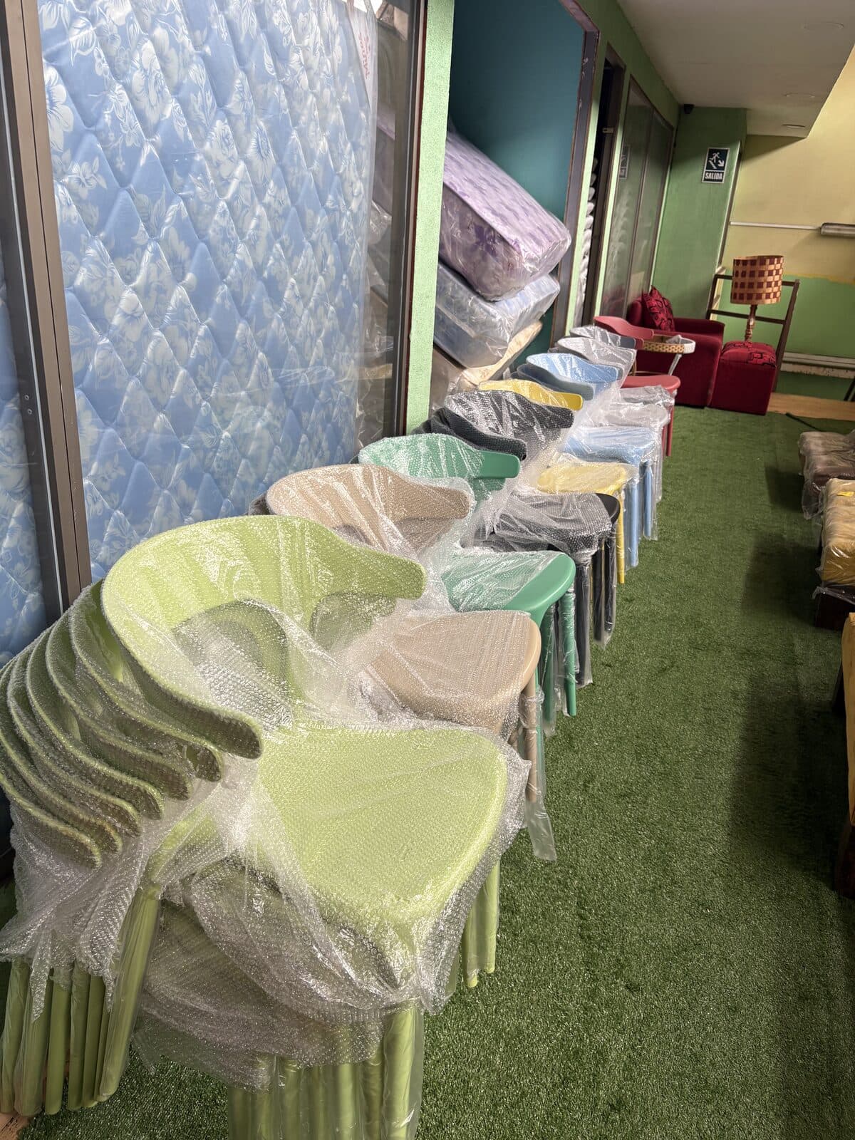 Sillas apilables de plástico en colores