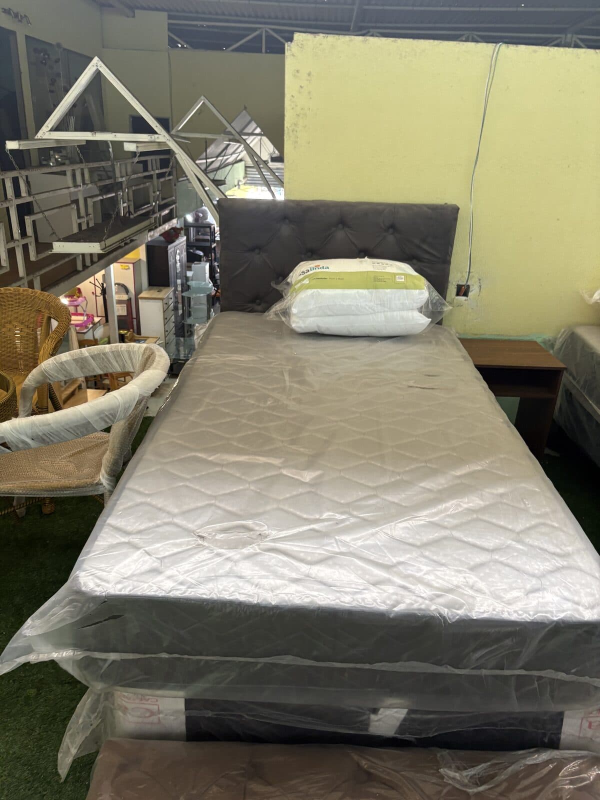 Cama americana 1,5 plazas respaldo capitoné gris