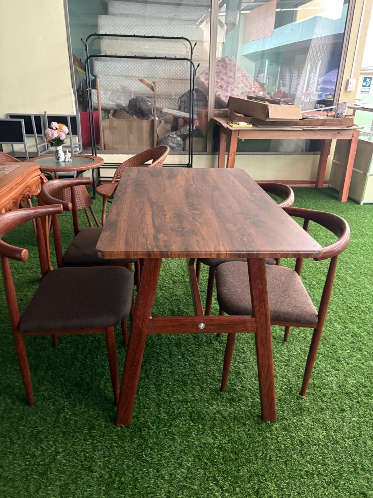 Comedor nórdico 4 sillas tono nogal