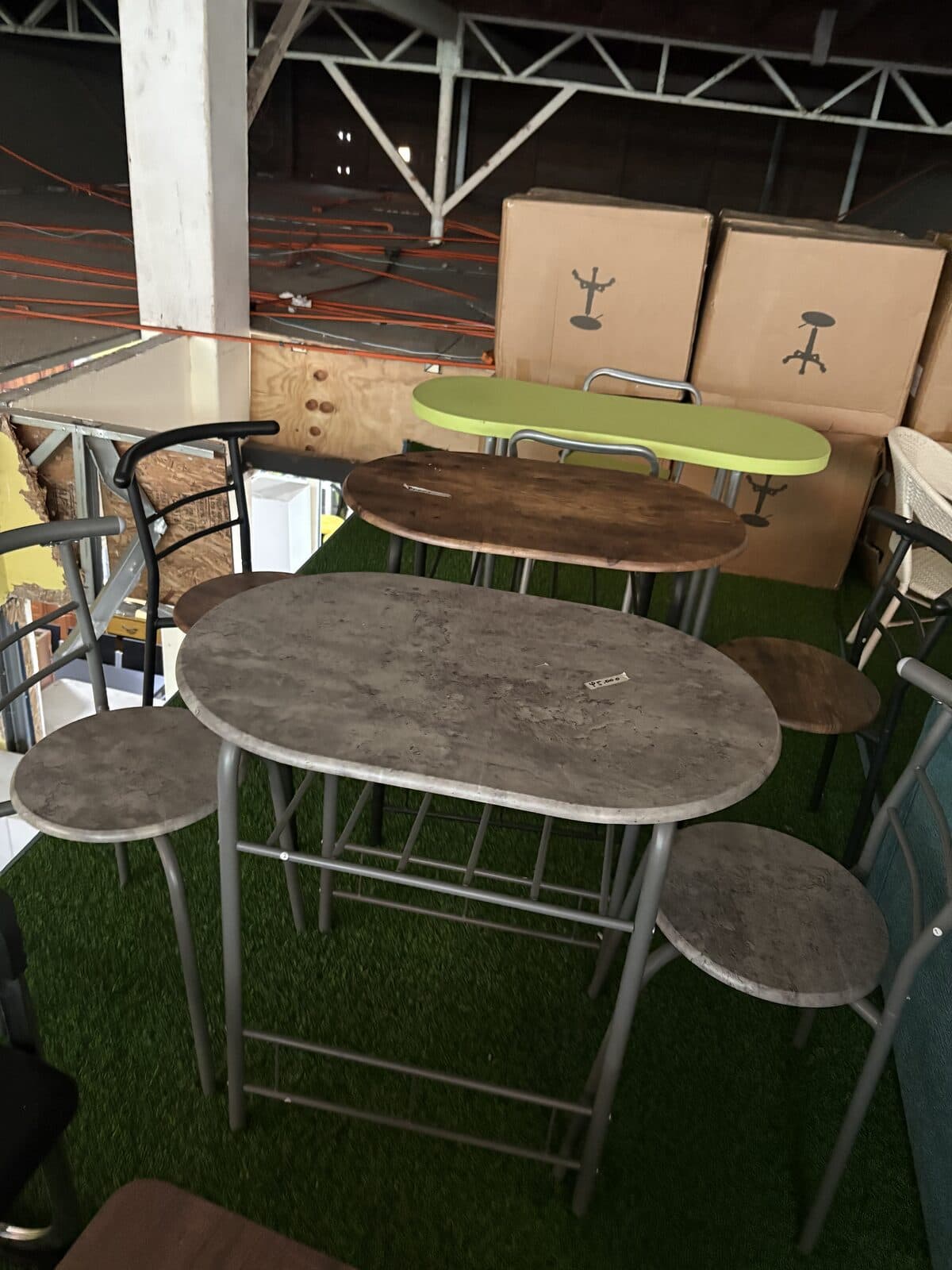 Set desayunador mesa oval + 2 banquetas