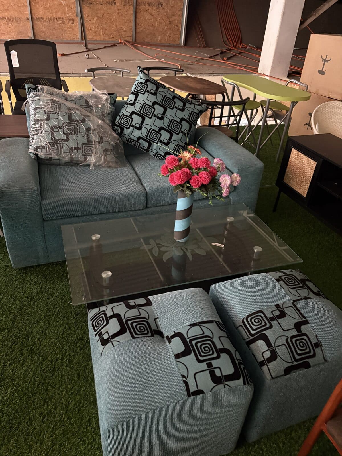 Living sofá 2 cuerpos + mesa de vidrio + 2 poufs