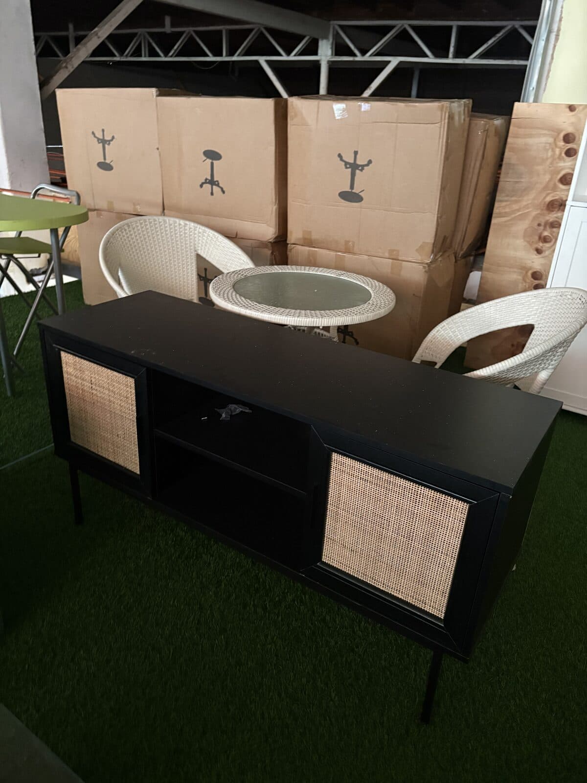 Rack TV negro con puertas de ratán