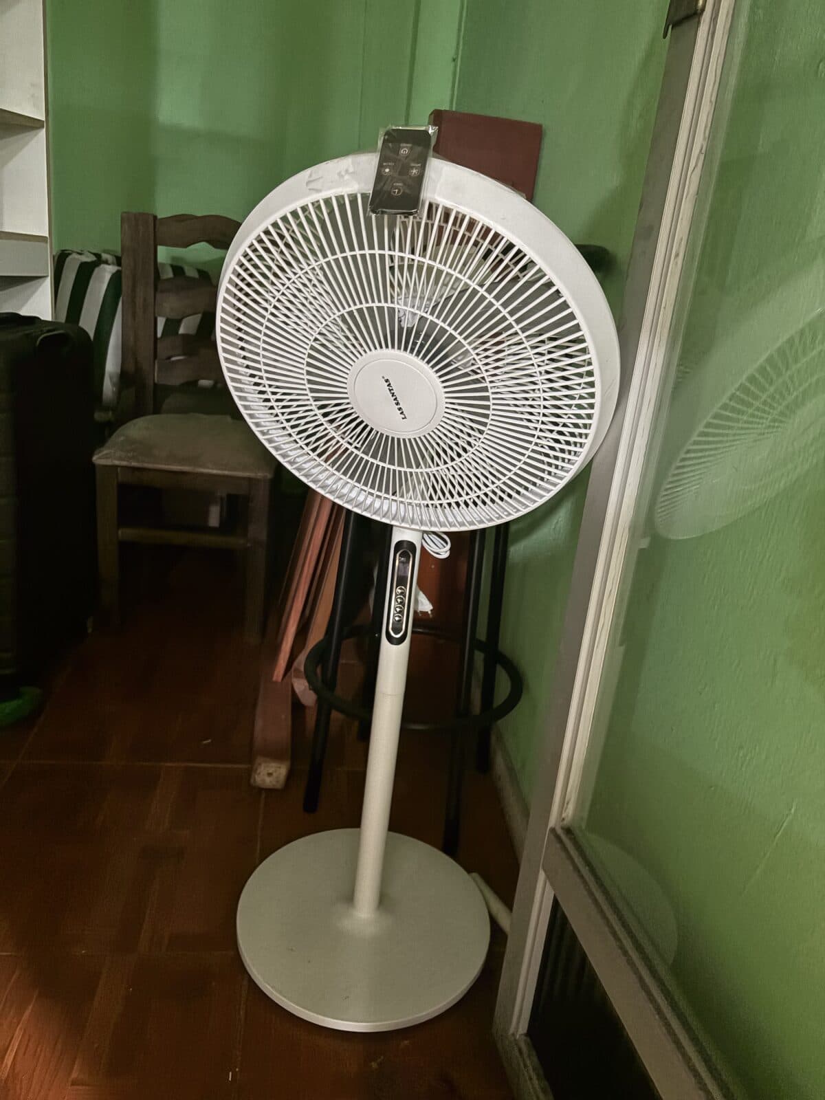 Ventilador de pedestal Las Santas con control remoto