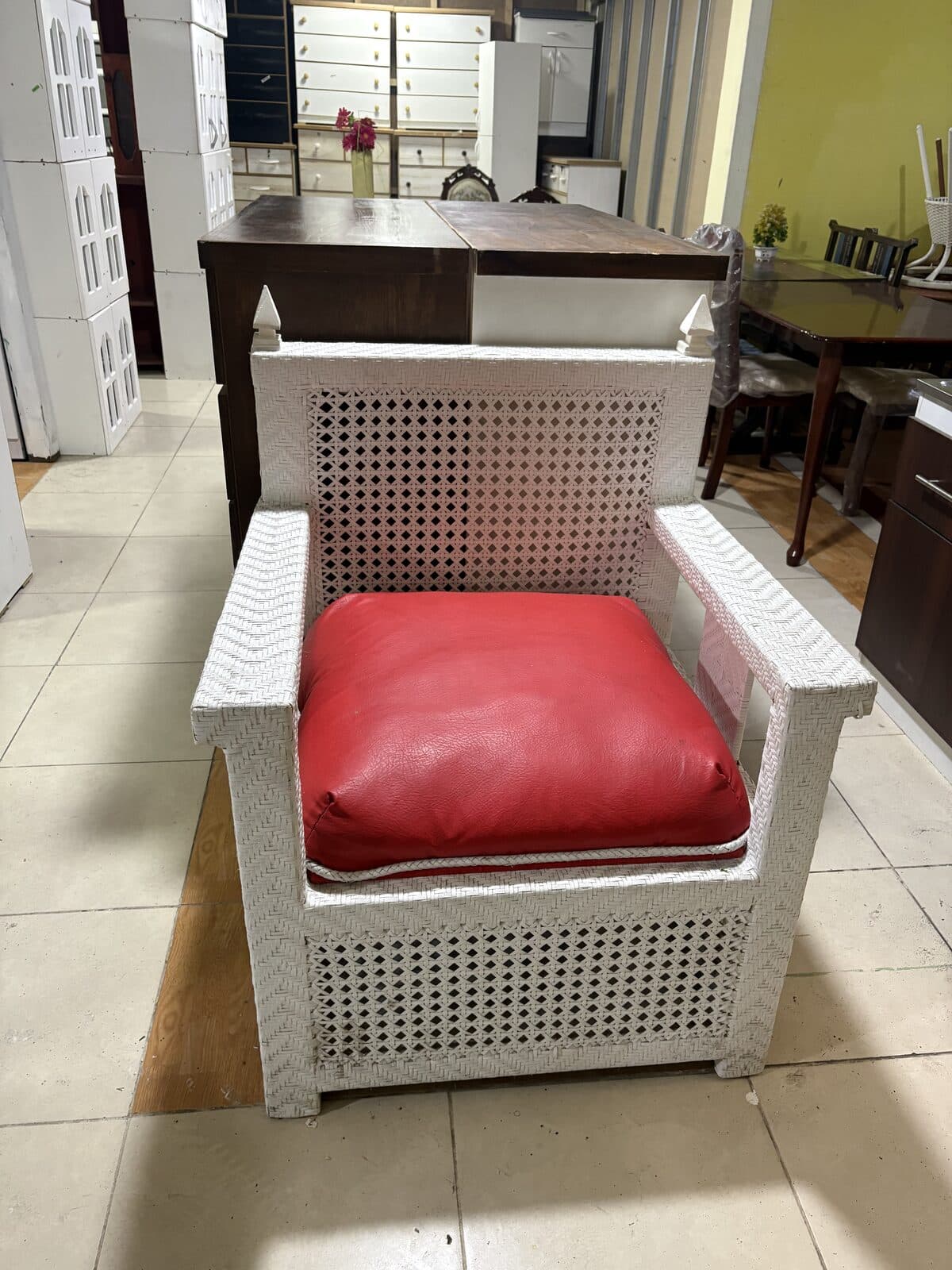Sillón de mimbre blanco con cojín rojo