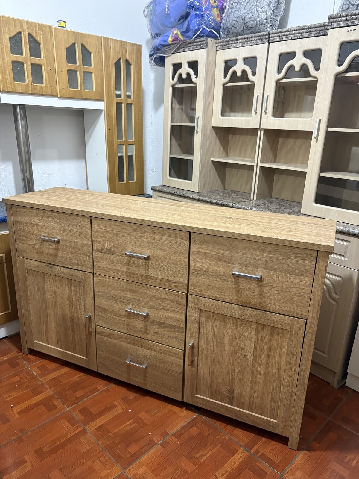 Buffet bajo melamina roble 2 puertas 5 cajones