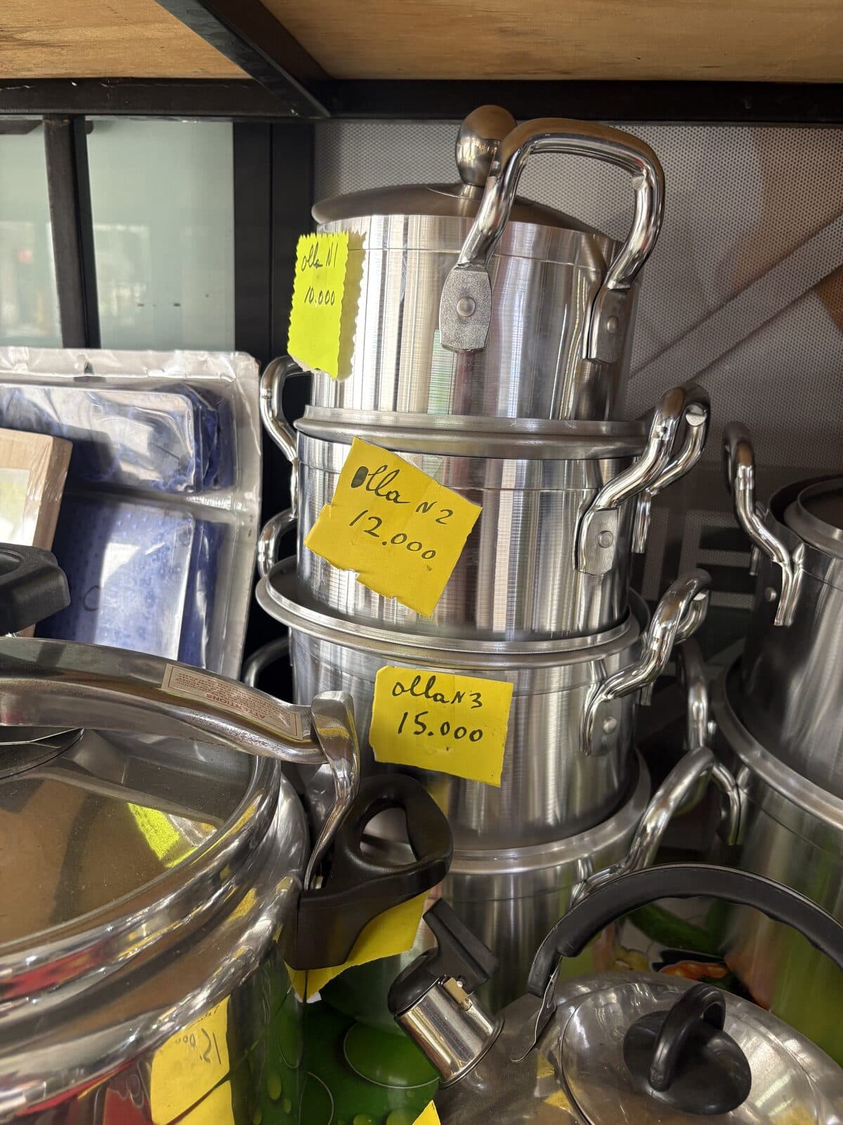 Ollas de aluminio con sus etiquetas de precio
