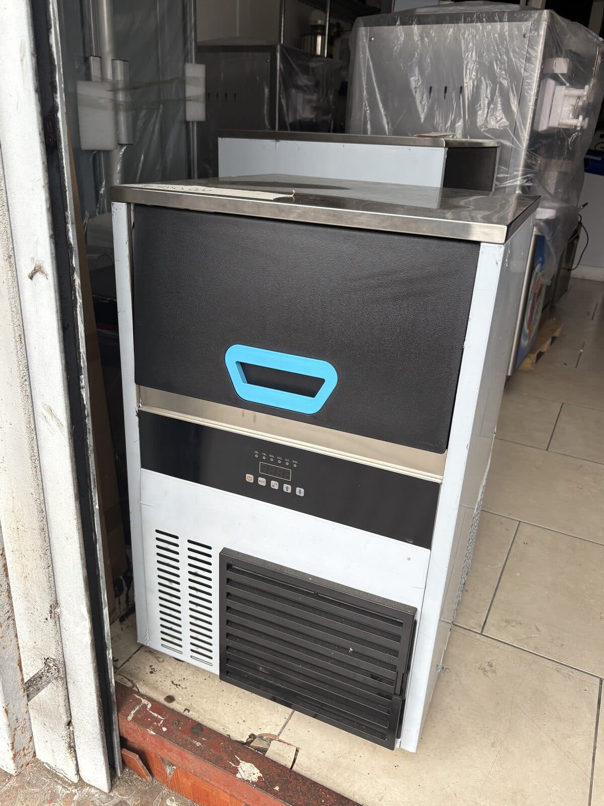 Máquina de hielo comercial mediana