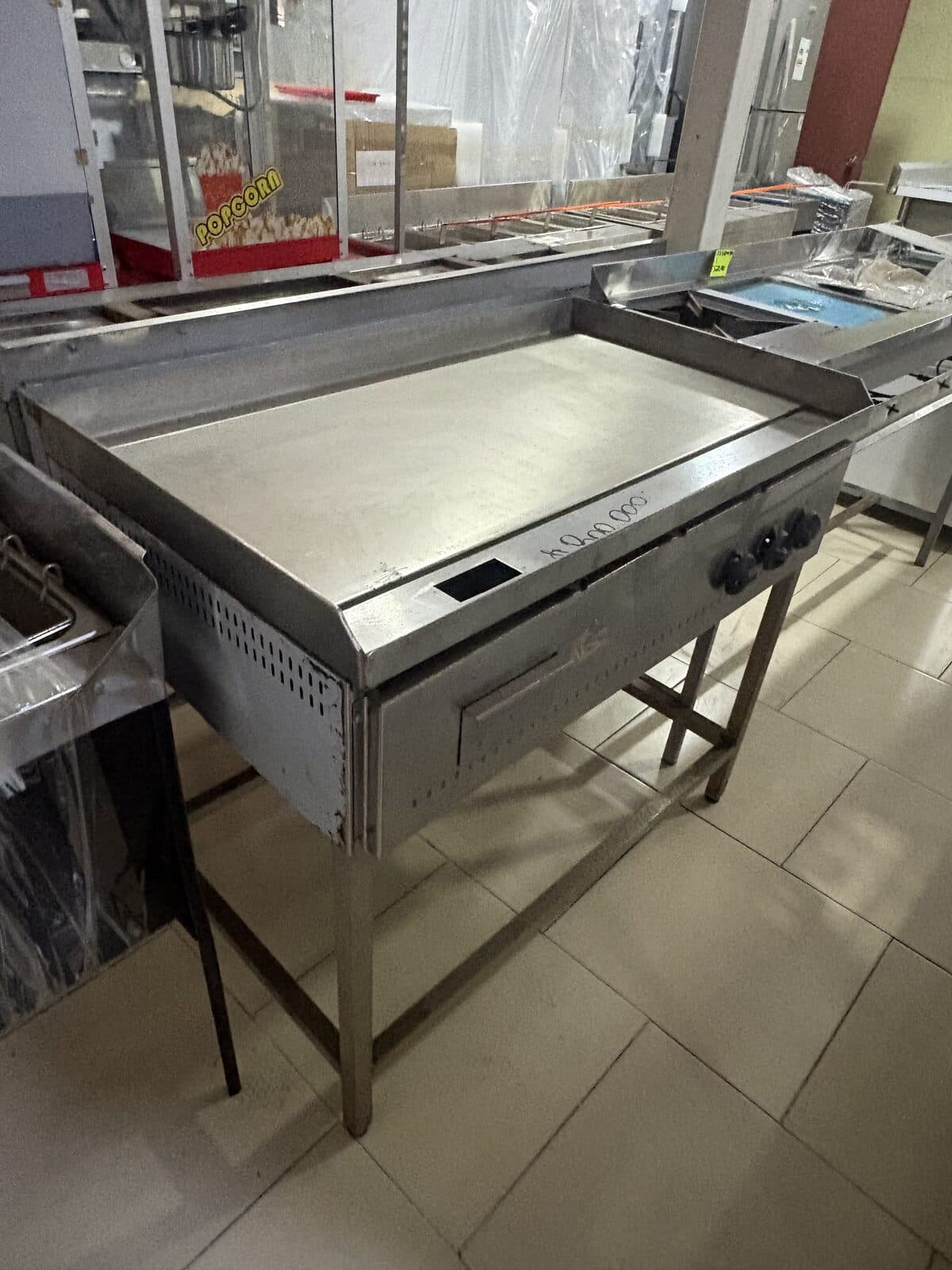 Plancha churrasquera a gas con mueble inox