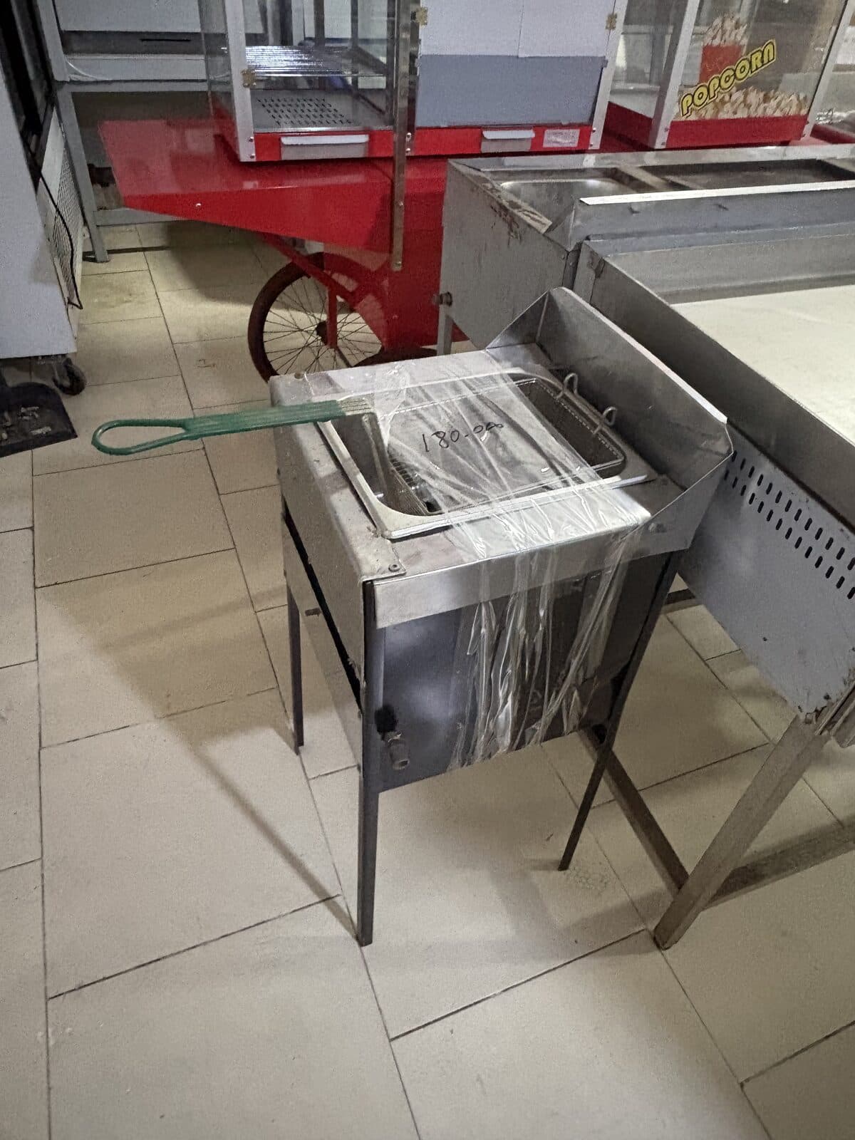 Freidora industrial a gas 1 pozo con pedestal